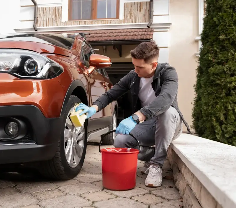 Lavage auto à domicile Moléans : professionnel intervenant sur un véhicule